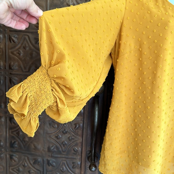 Medium Vince Camuto mustard balloon sleeve blouse - Picture 3 of 4